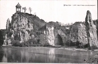 Paris - LES BUTTES-CHAUMONT — visão do templo sobre rochedo — editor não visível