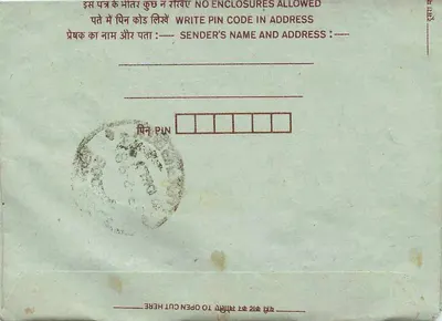 Carta postal interior indiana — texto manuscrito em hindi e inglês — selos de 25 e 75 pence — dobrada em três — Verso