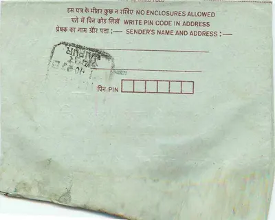 Carta postal interior indiana — texto manuscrito em hindi — selos de 10, 15 e 75 rupias — carimbo do escritório de correios de Bhubaneswar — Verso