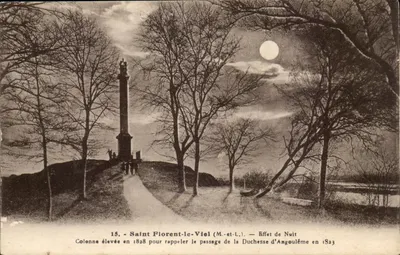 Saint Florent-le-Viel (M.-et-L.) — Coluna erguida em 1828 para lembrar a passagem da Duquesa d'Angoulême em 1823 — Efeito de Noite