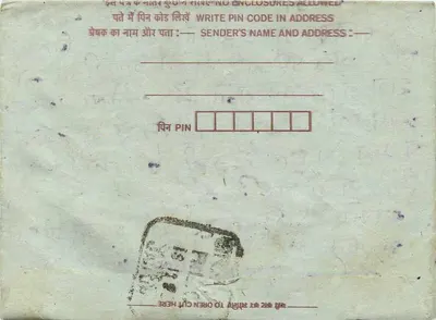 Carta postal interna indiana — selos e carimbo postal — escrita à mão em hindi — Verso