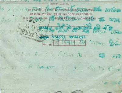 Carta postal interna indiana — texto manuscrito em devanagari — selos de 25 e 75 roupies — Verso