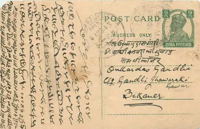 Carta postal indiana — texto em escrita devanagari — destinada a Gandhi em Gwalior