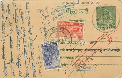 Carta postal indiana — texto em escrita devanagari — selos e carimbo de Trinivale