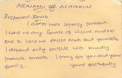 Paciente leproso en Assakronam — petición de caridad — tarjeta postal india fechada en 1995 — Reverso