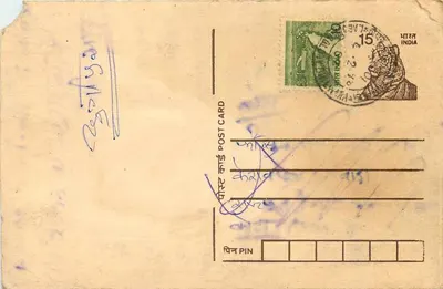 Carte postale indienne — timbre tigre, oblitération de Gwalior, écriture manuscrite en hindi
