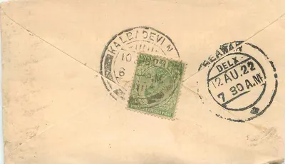 Karta pocztowa z Kalpadi Devi — tekst w pismie devanagari — znaczek zielony i pieczątka pocztowa — Rewers