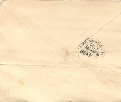 Cartolina postale indiana — testo in scrittura devanagari e firma in rosso — timbro 1 anna Victoria — Verso