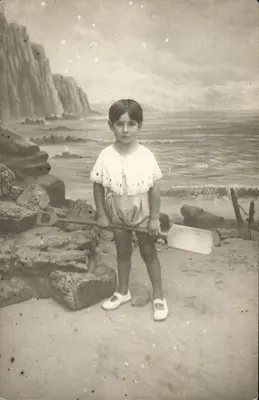 Criança na praia — decoração pintada de falésias — editor desconhecido