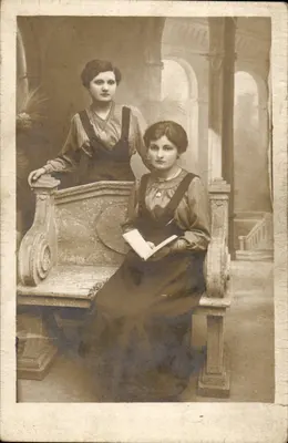 Duas jovens mulheres — estúdio fotográfico — Épérachic, Épérachic