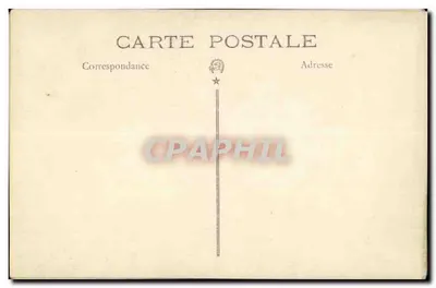 Petite fille avec un cerceau — devant une porte en bois — Carte postale — Rewers