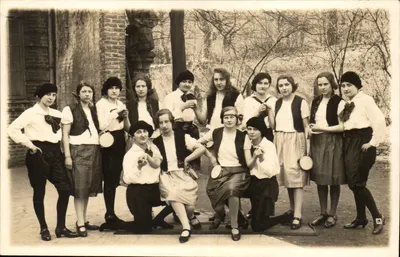Grupo de jovens mulheres — desfile da derrixe da 25ª ano — editor não identificado