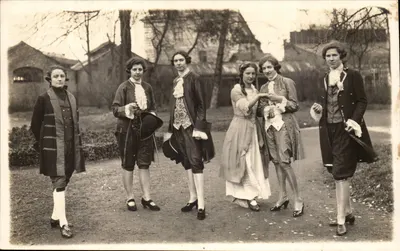 Cinco jovens mulheres em trajes da época