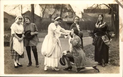 Festa da juventude — cinco jovens mulheres em trajes — editor anônimo