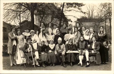 Grupo de jovens mulheres em trajes históricos — Editor: CAPHIL, número de série não visível