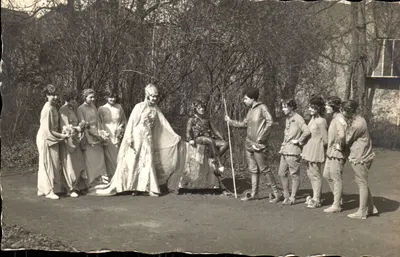 Espectáculo de teatro de rua — jovens em trajes