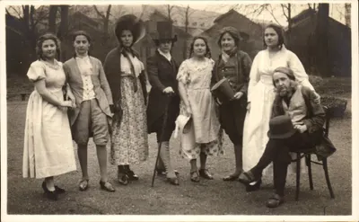Grupo de pessoas em trajes variados — cena de rua