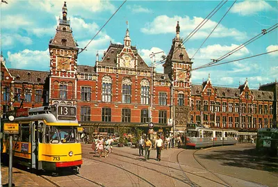 Amsterdam - Estação Central — Trem da linha 13 na estação — GVB