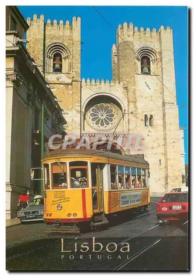 Lisbonne — Sé Catedral com trem amarelo — Portugal Art Edition