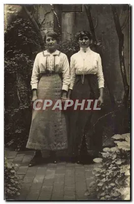Duas mulheres em traje da época — jardim