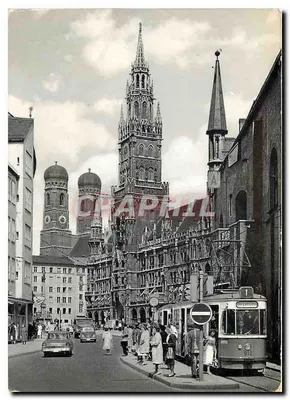 Munique — vista do Rathaus e da Frauenkirche — editor não visível