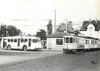 Bielefeld — Estação Sieker com trem da linha 2 e ônibus da linha 14 — Verlag W. Stock, 4812 Gruckwede