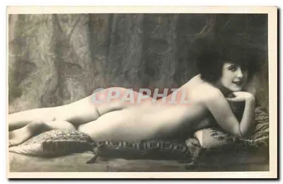 Nuda tumbada — pose artística — sin editor ni número visible
