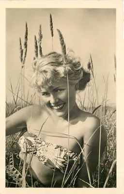 Mulher sorridente nas ervas — praia — Gebr. Cailloff, Magdeburg, n° 8