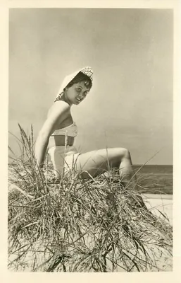 Donna in costume da bagno — su una duna di sabbia — VEB Volk Kunstverlag Eichenbach, V-11-28 A 246/56 DDR