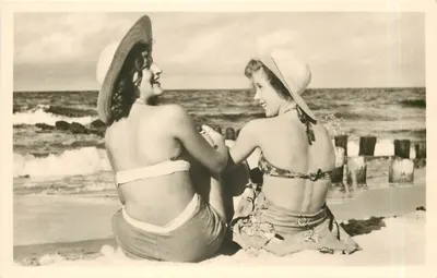 Due giovani donne in costume da bagno — spiaggia — E. Schuiz & Söhne-Verlag
