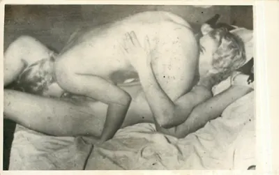 Duas pessoas nuas em uma cama — cena íntima — n° EO-13