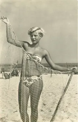 Donna in costume da bagno — sulla spiaggia con rete da pesca — Blitz-Verlag Leipzig C 1