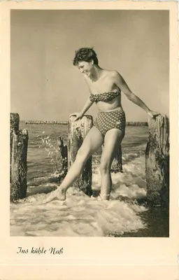 Donna in costume da bagno a pois — entrando in acqua — IV-14-45