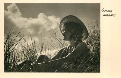 Mulher com chapéu de palha — nascer do sol — Gebr. Cöthoff, Magdeburg, n° IV-16-45