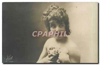 Giovane donna con capelli ricci — studio — Vivit, n. 6030