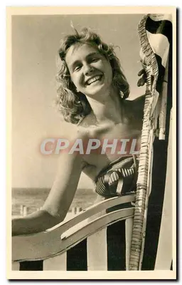 Donna sorridente in costume da bagno — spiaggia — editore Konsum Doku, serie D 3/9