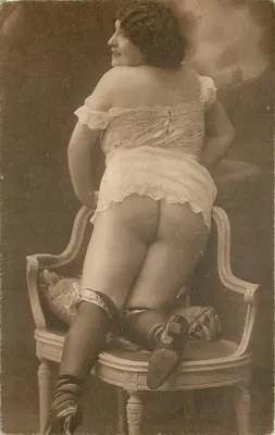 Mulher em lingerie — pose de costas em uma cadeira — n° Eo-10