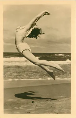 Donna in pieno salto sulla spiaggia — Strandgymnastik — VEB Volkskunstverlag Reichenbach i.V.