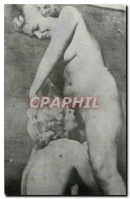 Dois homens nus em abraço — cena íntima — sem editor ou número de série visível