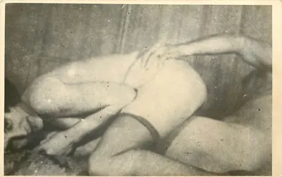 Nudità femminile — posa distesa — n. Eo13