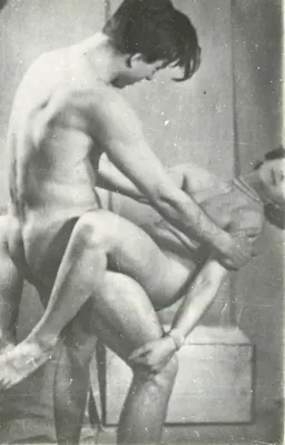 Due uomini nudi in posa intima — numero di serie Eo 13