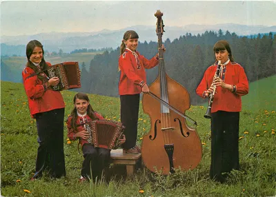 Quatro jovens moças vestindo trajes tradicionais tocando música na montanha — Geschwister Amacher, Otzenberg