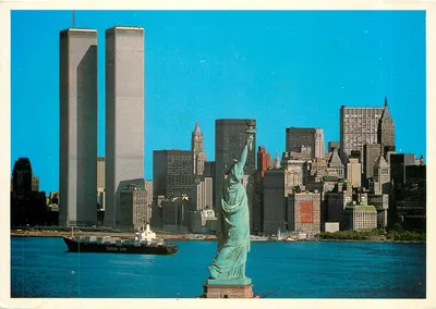 Estátua da Liberdade — visão das Torres Gêmeas e do céu de Manhattan — editor: Printed in Italy