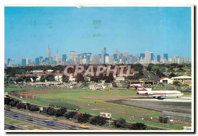 Nova Iorque — Aeroporto LaGuardia com vista sobre Manhattan — Mike Roberts Color Productions