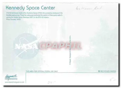 Astronautas instalando um sensor de navegação no telescópio Hubble — Kennedy Space Center — Impact — Verso