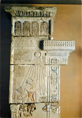 Akhénaton oferecendo sob o disco solar — Museu Egípcio, Caire — editor Lehnhert & Landrock, n° 711