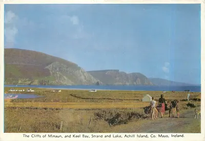 As falésias de Minaun e baía de Keel, praia e lago, ilha de Achill, condado de Mayo, Irlanda — publicada por Corgall Ltd., Dublin