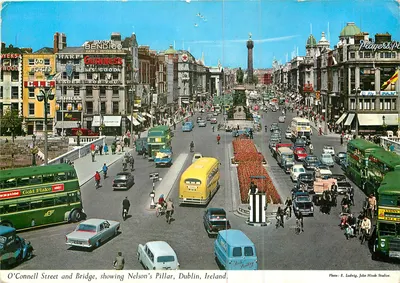 Rua O'Connell e Ponte, mostrando a Coluna de Nelson, Dublin, Irlanda — Foto: E. Ludwig, John Hinde Studios
