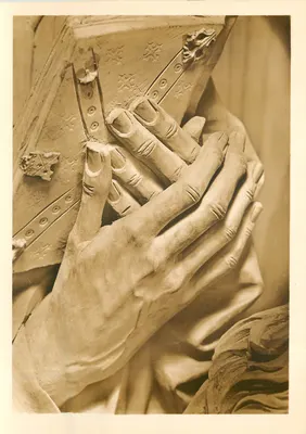 Detalhe das mãos da estátua do Cristo — Altar da Virgem — Tilman Riemenschneider — Editor F. u. O. Brockmann's Nachf. Breitfeldbruck, n°43