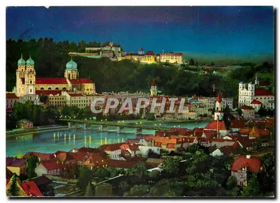 Passau à noite — vista noturna da cidade e do castelo — ANDRES + CONRADTAG HAMBURG